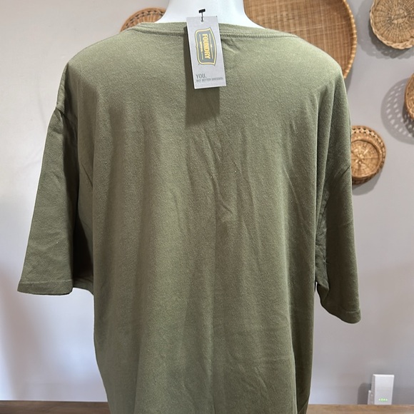 NWT SHORT SLEEVE TSHIRT - Picture 2 of 3